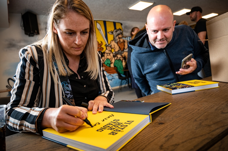 Nanna Møller Karlsen bog Vi står her stadig