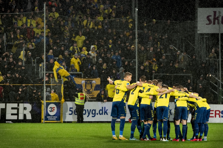 Maxsø peger ud mod de tilrejsende fans i OB