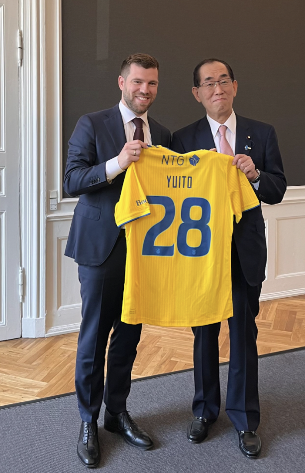 Morten Dahlin giver japansk minister en Yuito Suzuki trøje